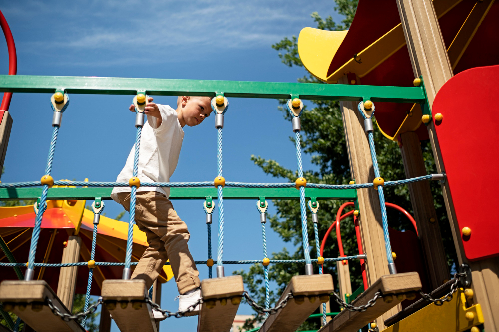 ragazzo-che-si-diverte-al-parco-giochi-all-aperto