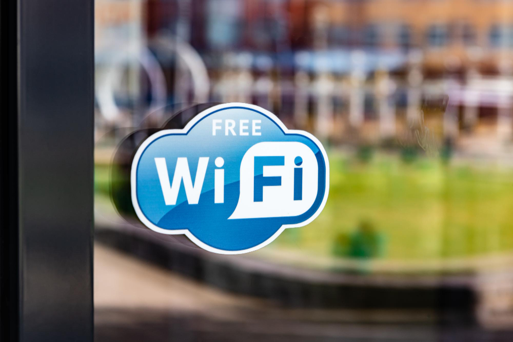 segnale-wifi-gratuito-sul-vetro-della-porta (1)